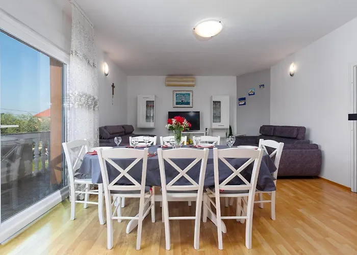Gorgeous Apartment In Dracevac Ninski
