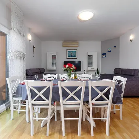 Gorgeous Apartment In Dracevac Ninski