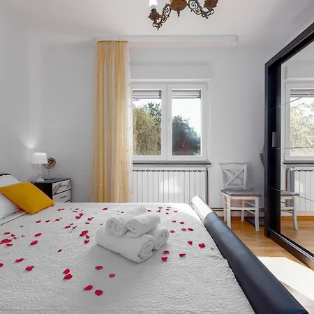 Gorgeous Apartment In Dracevac Ninski Ferienhaus